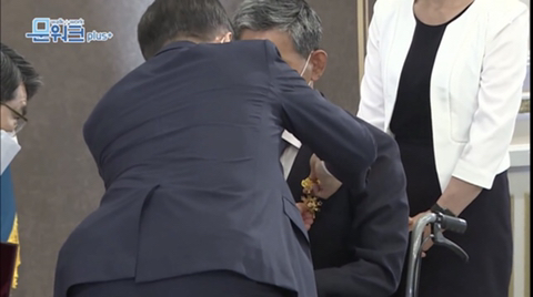 국빈급 예우로 국가 유공자들을 모신 문재인 대통령.jpg | 인스티즈