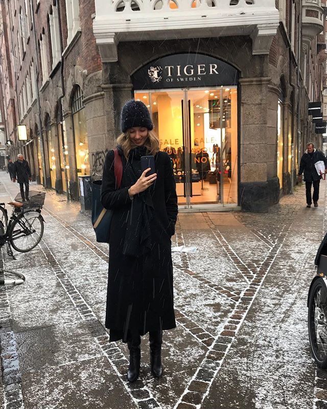 역시 검정 코트는 배신하지 않아유아차에 있던 아기가 사라짐.gif | 인스티즈