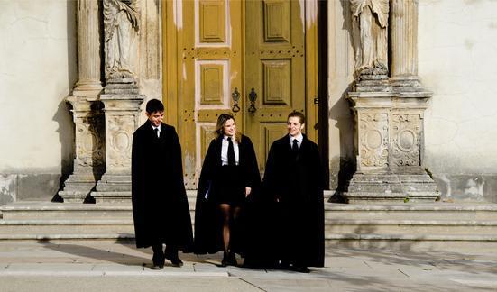 유럽에서 가장 오래된 대학교의 교복 | 인스티즈