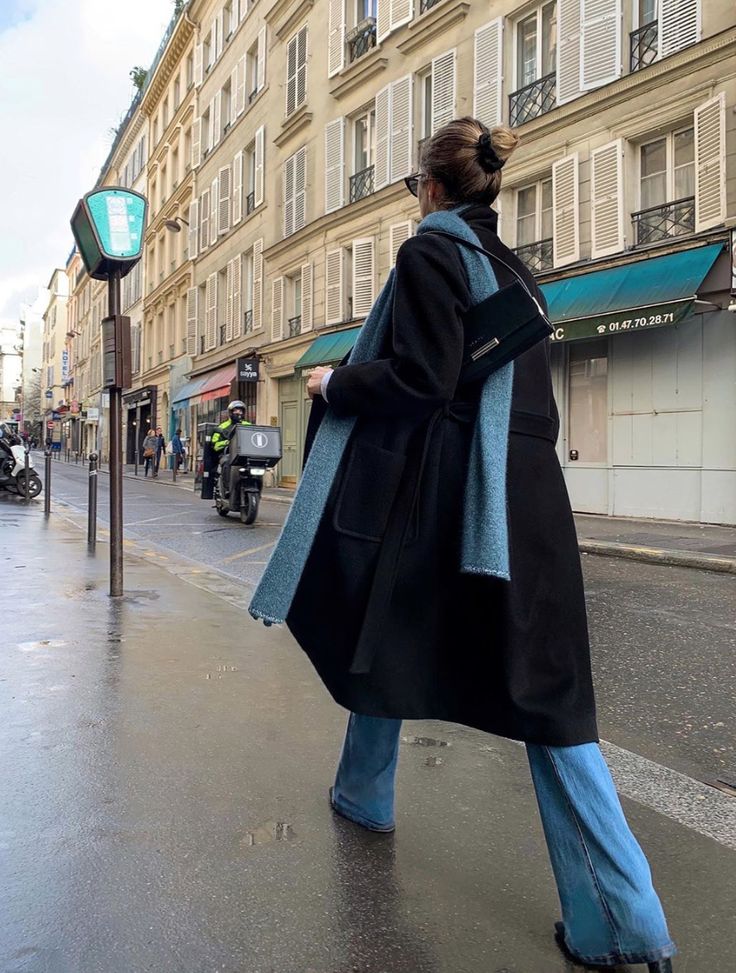 역시 검정 코트는 배신하지 않아유아차에 있던 아기가 사라짐.gif | 인스티즈