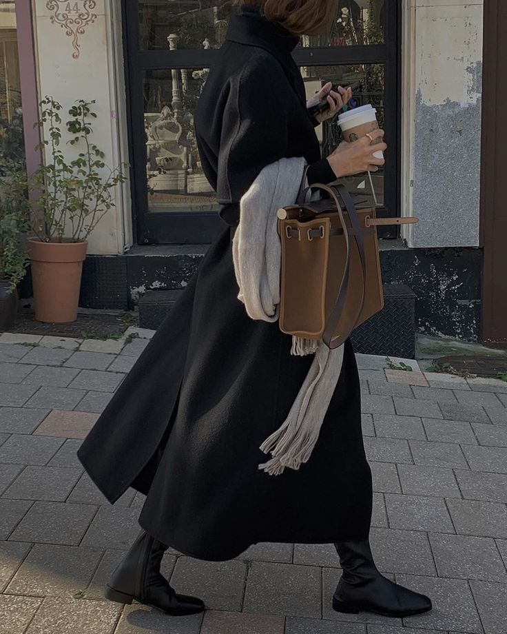 역시 검정 코트는 배신하지 않아유아차에 있던 아기가 사라짐.gif | 인스티즈