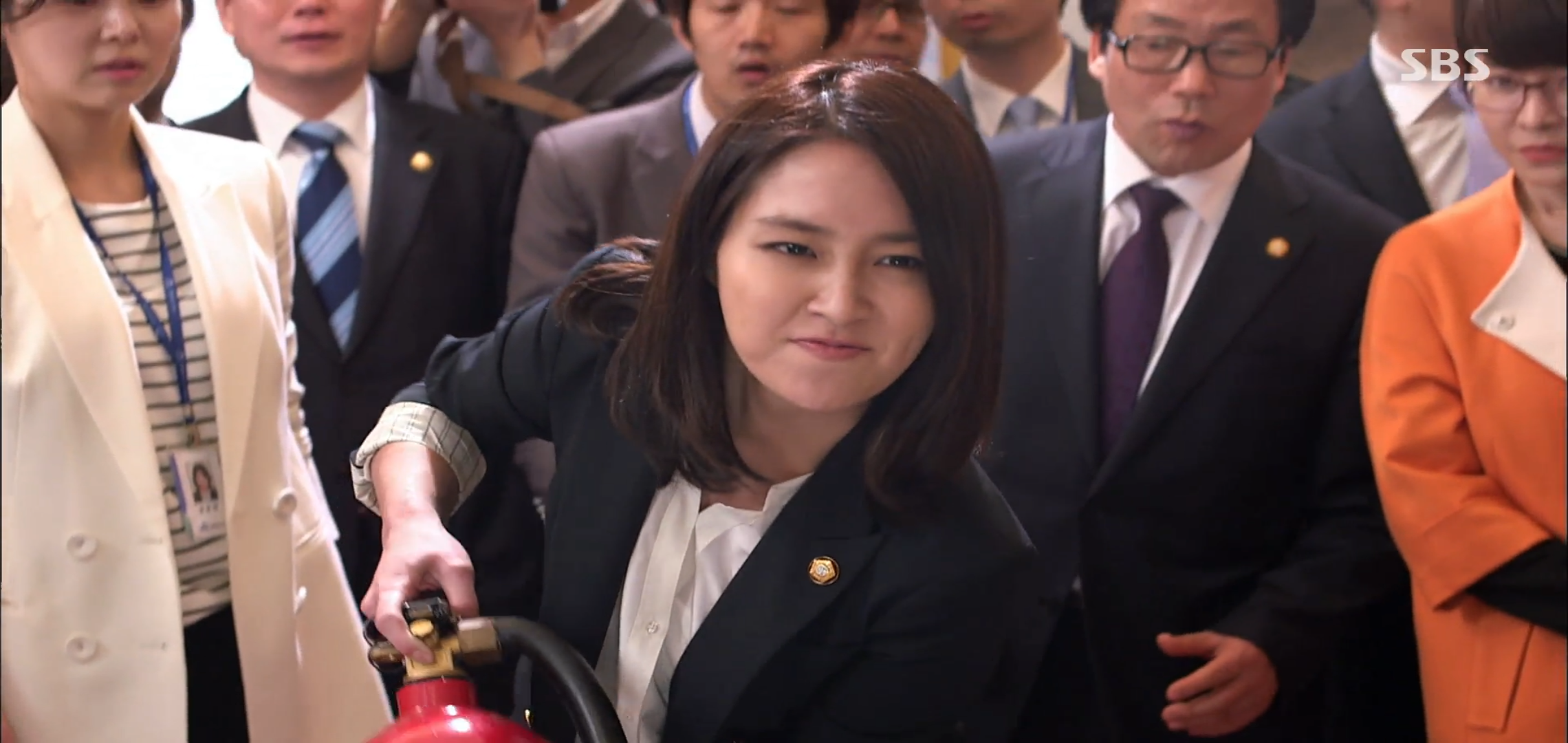 "어떤 놈이 자꾸 알짱대요......근데 그 놈은 나의 적이자 웬수덩어리에요." | 인스티즈