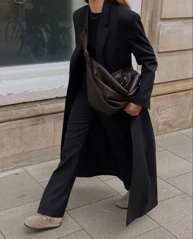 역시 검정 코트는 배신하지 않아유아차에 있던 아기가 사라짐.gif | 인스티즈