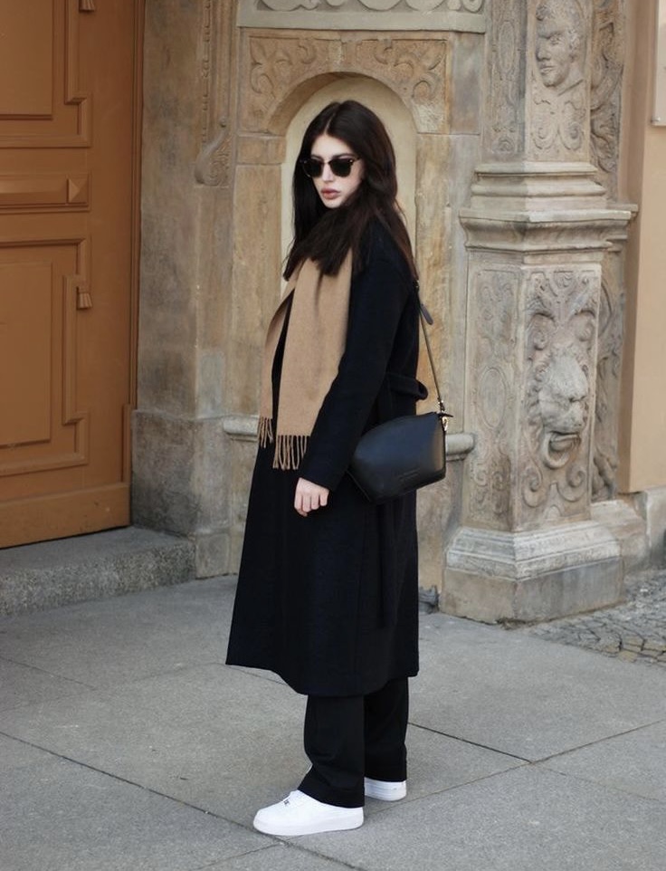 역시 검정 코트는 배신하지 않아유아차에 있던 아기가 사라짐.gif | 인스티즈