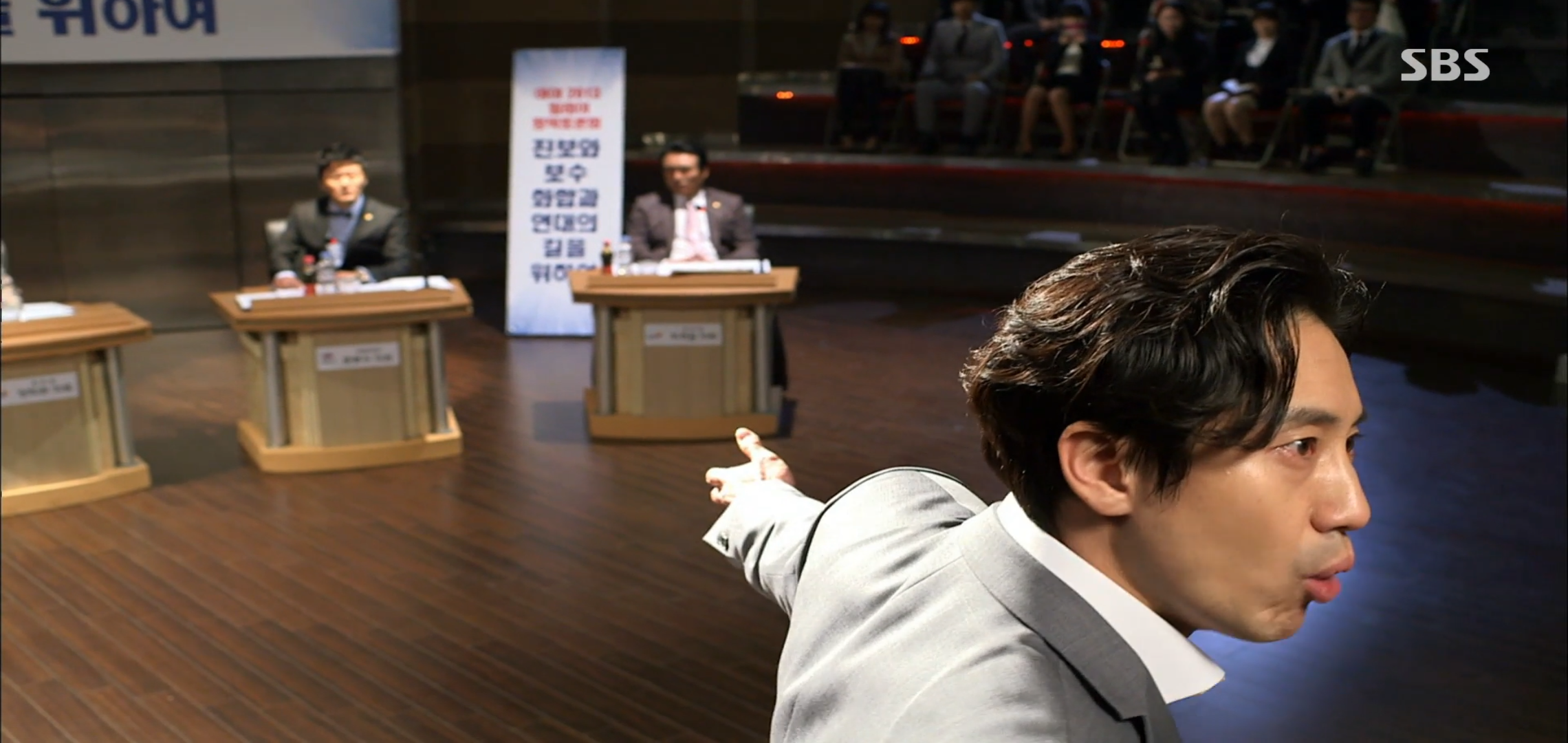 "어떤 놈이 자꾸 알짱대요......근데 그 놈은 나의 적이자 웬수덩어리에요." | 인스티즈