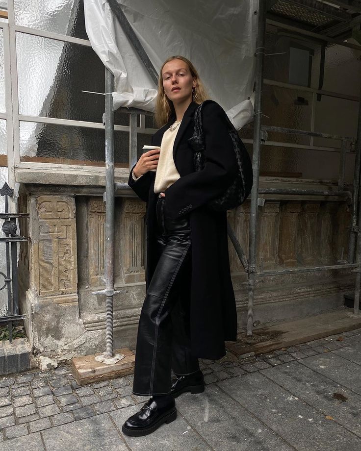 역시 검정 코트는 배신하지 않아유아차에 있던 아기가 사라짐.gif | 인스티즈