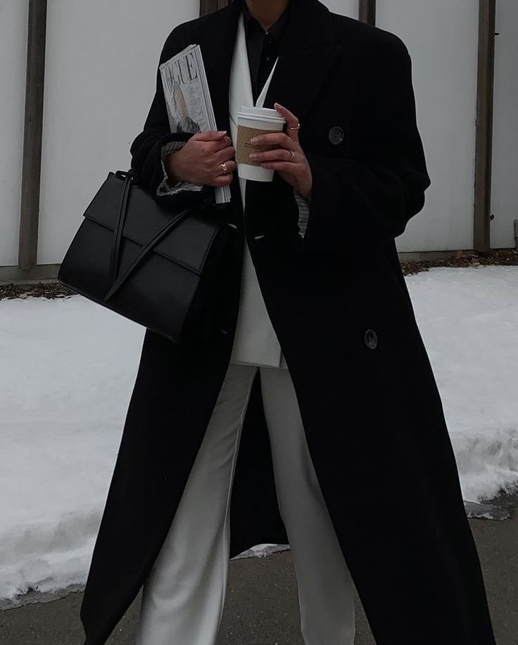 역시 검정 코트는 배신하지 않아유아차에 있던 아기가 사라짐.gif | 인스티즈