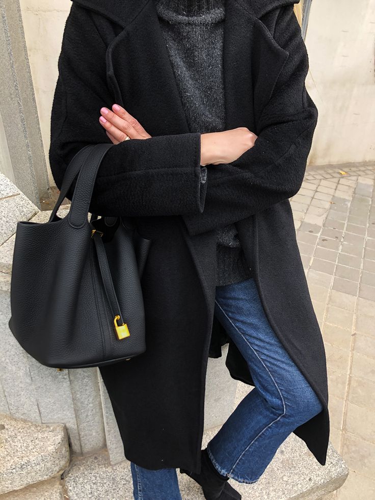 역시 검정 코트는 배신하지 않아유아차에 있던 아기가 사라짐.gif | 인스티즈