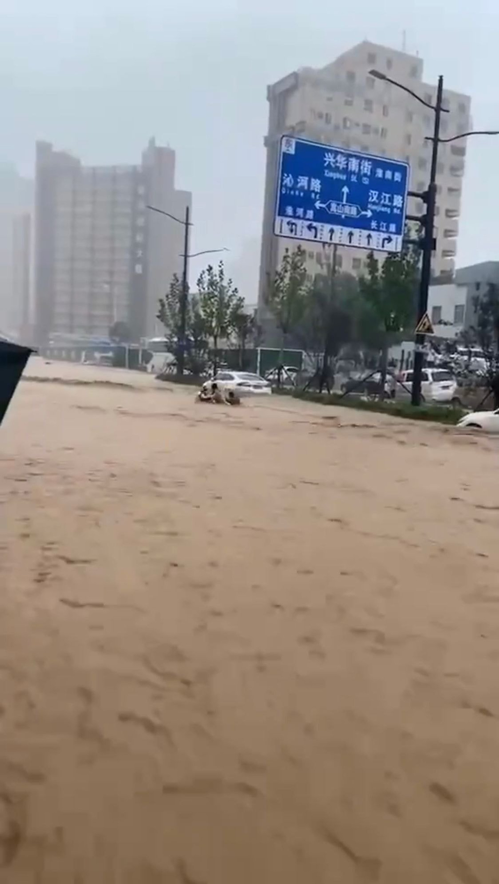 천년에 한 번 내리는 수준으로 내렸다는 중국 폭우 | 인스티즈