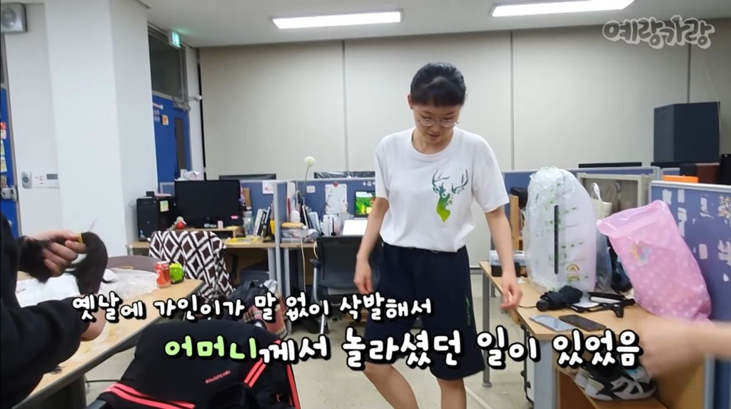 고2 딸이 갑자기 삭발하고 나타났을때 가족들(엄마 아빠 오빠) 반응 | 인스티즈