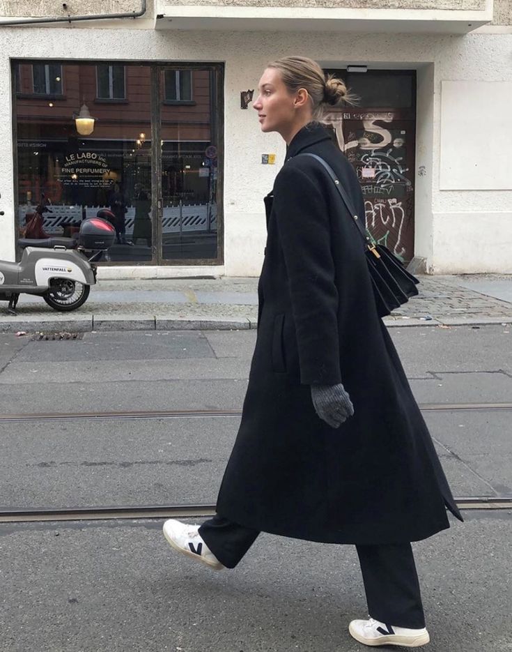 역시 검정 코트는 배신하지 않아유아차에 있던 아기가 사라짐.gif | 인스티즈