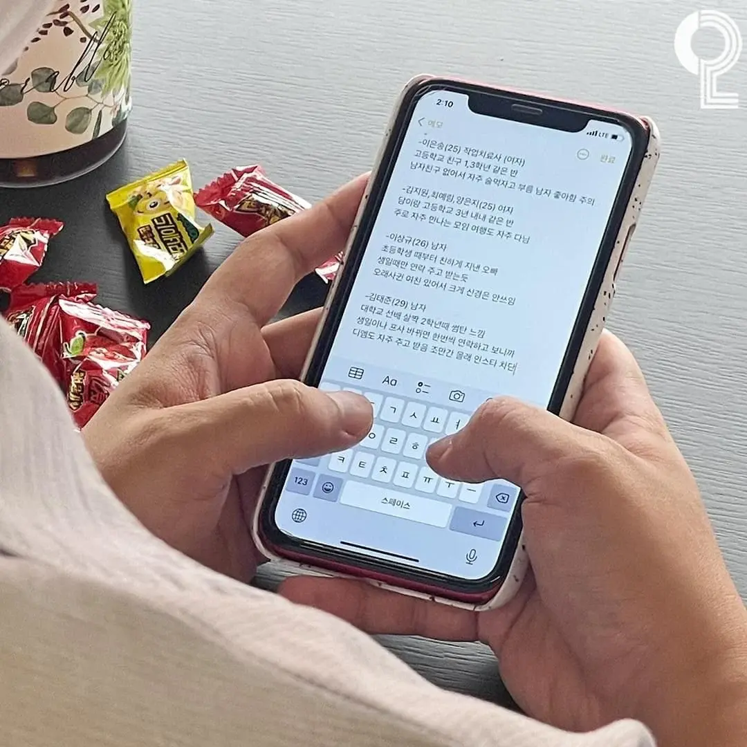 카페에서 남친이 뭘 열심히 적길래 봤더니... 스윗하다 vs 소름돋는다로 나뉘는 중 | 인스티즈