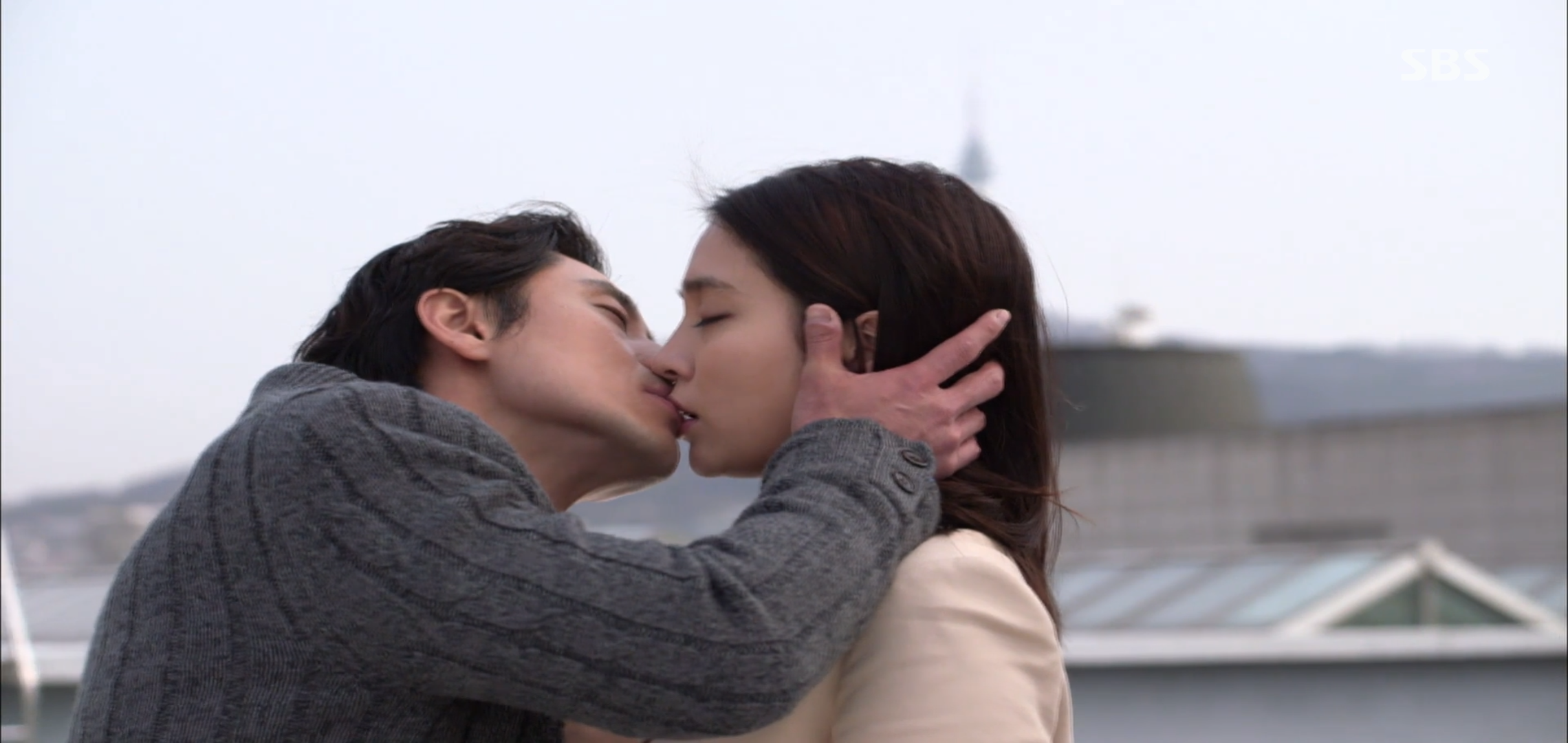 "어떤 놈이 자꾸 알짱대요......근데 그 놈은 나의 적이자 웬수덩어리에요." | 인스티즈