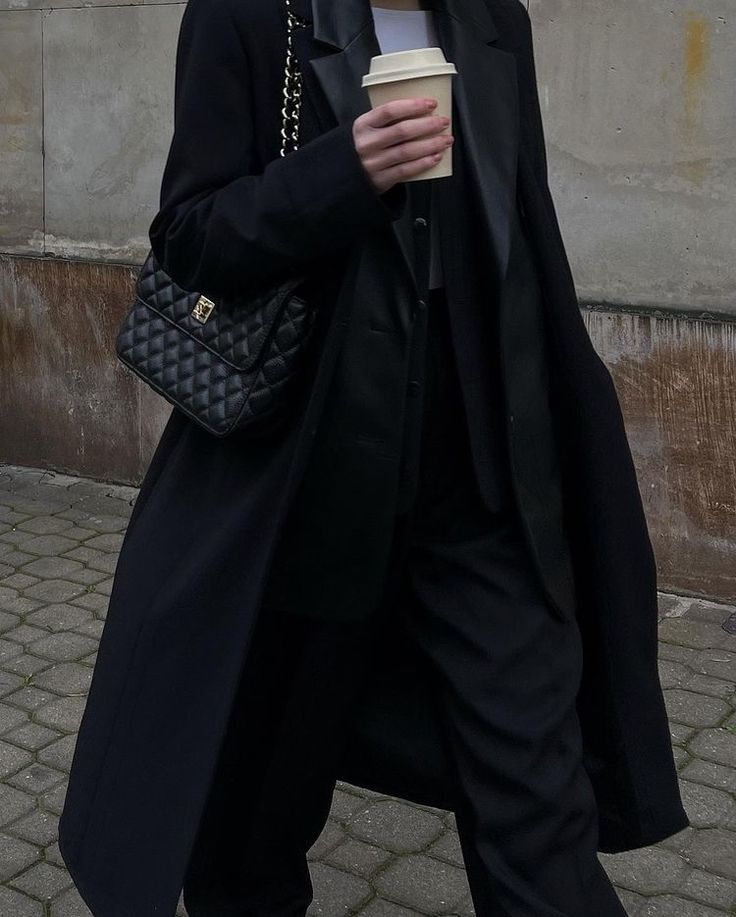 역시 검정 코트는 배신하지 않아유아차에 있던 아기가 사라짐.gif | 인스티즈