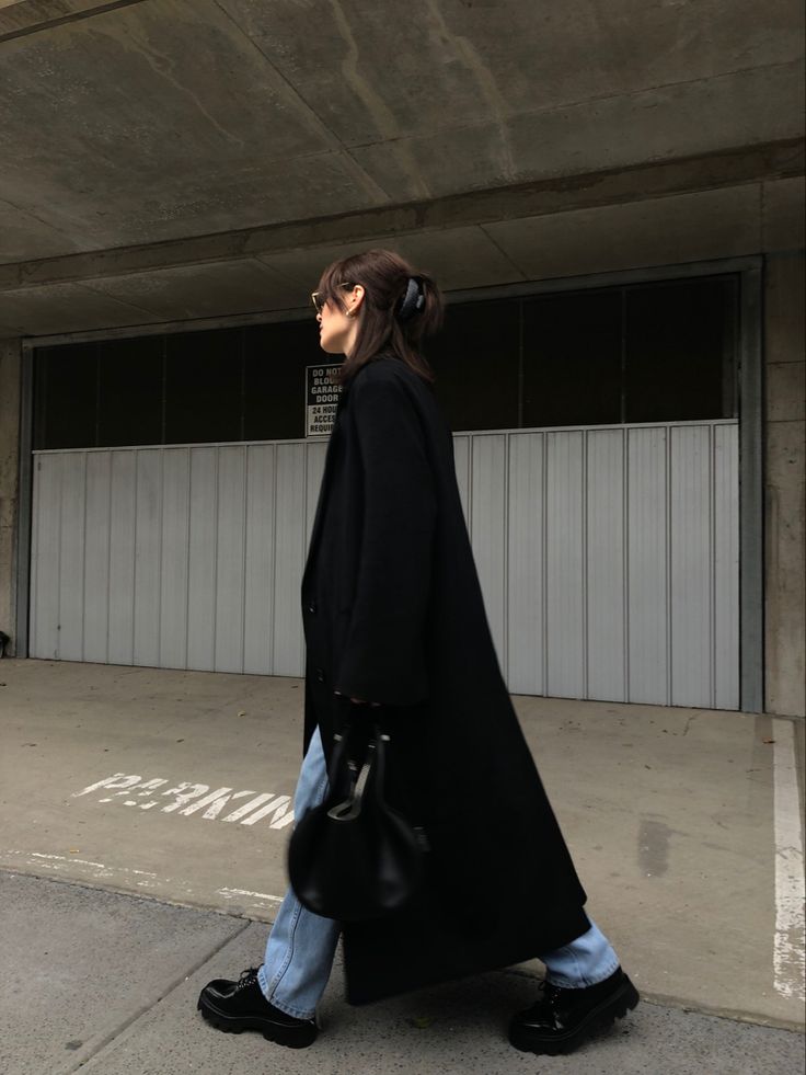 역시 검정 코트는 배신하지 않아유아차에 있던 아기가 사라짐.gif | 인스티즈