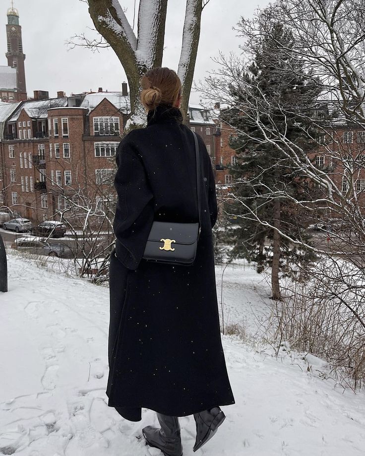 역시 검정 코트는 배신하지 않아유아차에 있던 아기가 사라짐.gif | 인스티즈