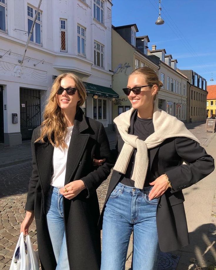 역시 검정 코트는 배신하지 않아유아차에 있던 아기가 사라짐.gif | 인스티즈