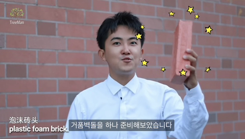 물웅덩이 밟고 지나가는 차… 앞에서 벽돌을 든다면? | 인스티즈