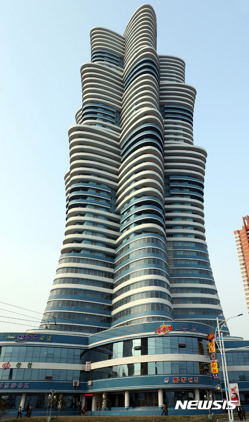 곧 붕괴할거같다는 평양 53층 아파트 | 인스티즈