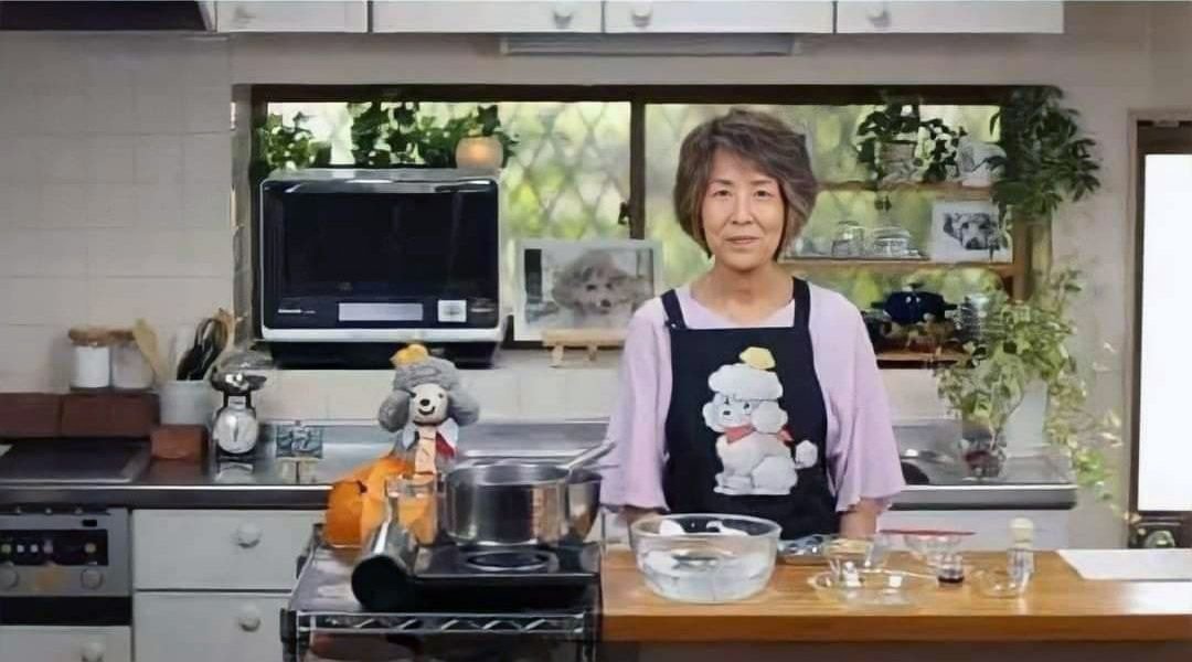 어느 요리 유튜버가 인형과 함께 촬영하는 이유 | 인스티즈