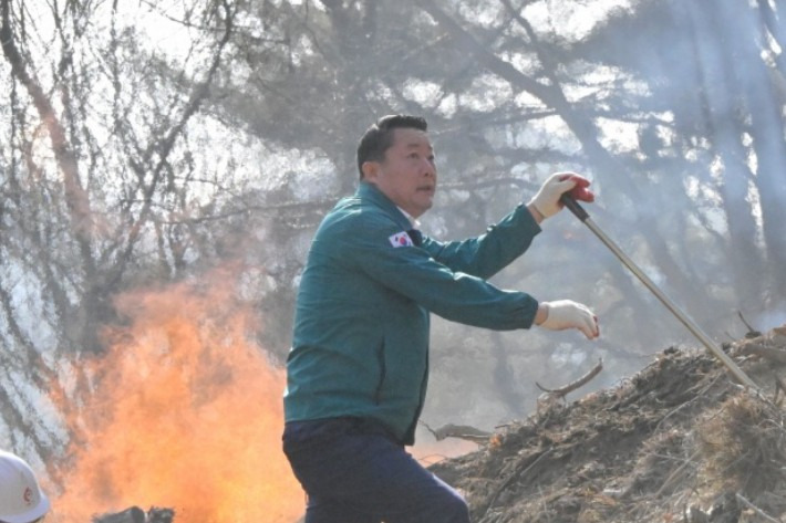 "산불입니다" 소식에 회의 중단, 불 끄러 간 순창군수 | 인스티즈