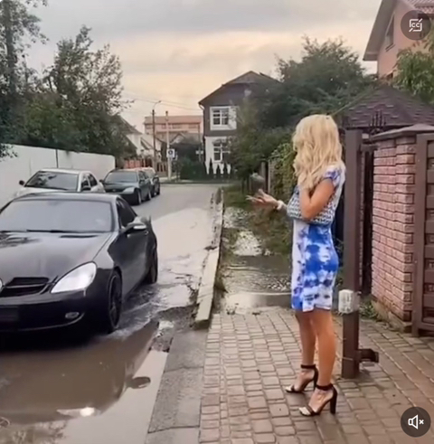 물웅덩이 밟고 지나가는 차… 앞에서 벽돌을 든다면? | 인스티즈