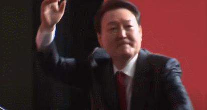 윤석열이 활동기간 내내 하고 다닌 시그니처 동작 | 인스티즈