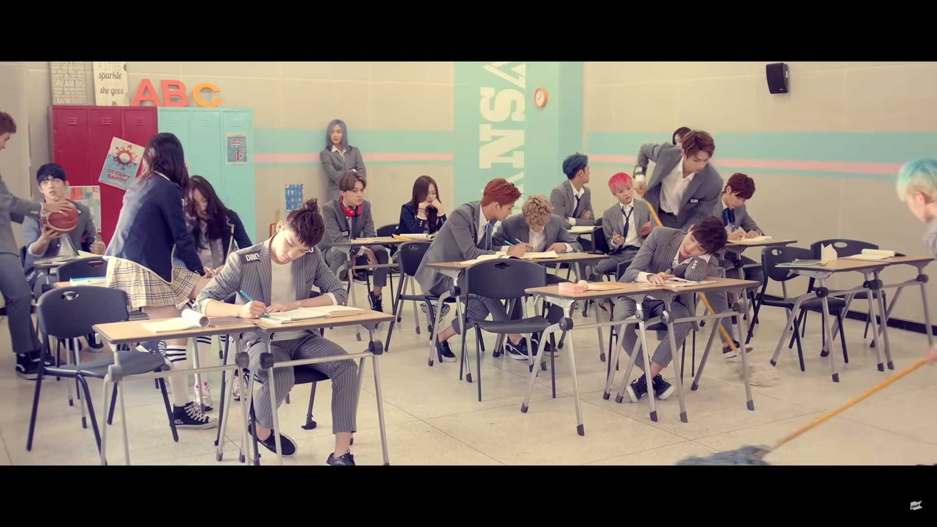 세븐틴 '만세' 뮤비 속 남주는 누굴까? | 인스티즈