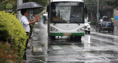 물웅덩이 밟고 지나가는 차… 앞에서 벽돌을 든다면? | 인스티즈