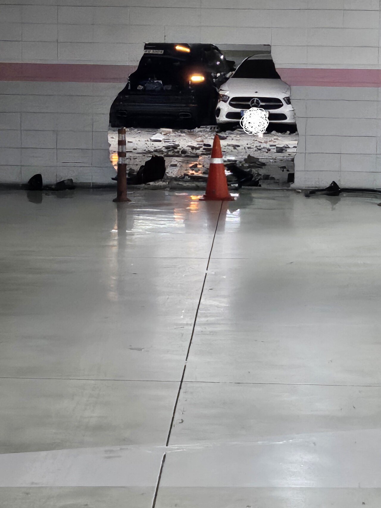 포르쉐가 지하주차장 뜷고 감.. 차 모양 그대로 뚫림.jpg | 인스티즈