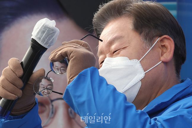 재명 안경 속 재명재명을 바라보고 있는 재명 | 인스티즈
