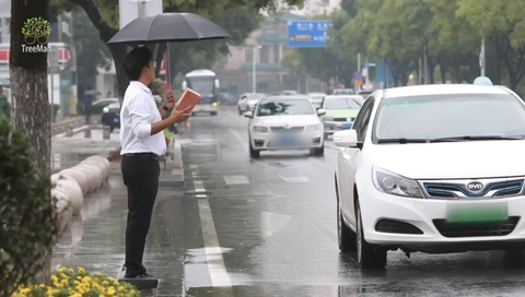 물웅덩이 밟고 지나가는 차… 앞에서 벽돌을 든다면? | 인스티즈