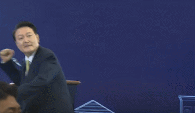 윤석열이 활동기간 내내 하고 다닌 시그니처 동작 | 인스티즈