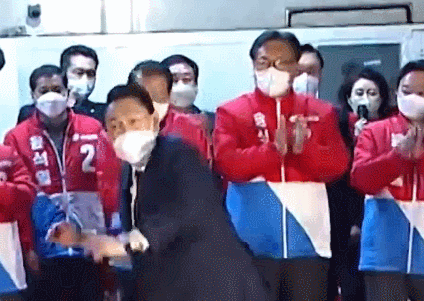 윤석열이 활동기간 내내 하고 다닌 시그니처 동작 | 인스티즈