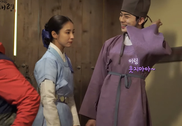 신세경과 포옹씬 중 손 떠는 차은우 | 인스티즈