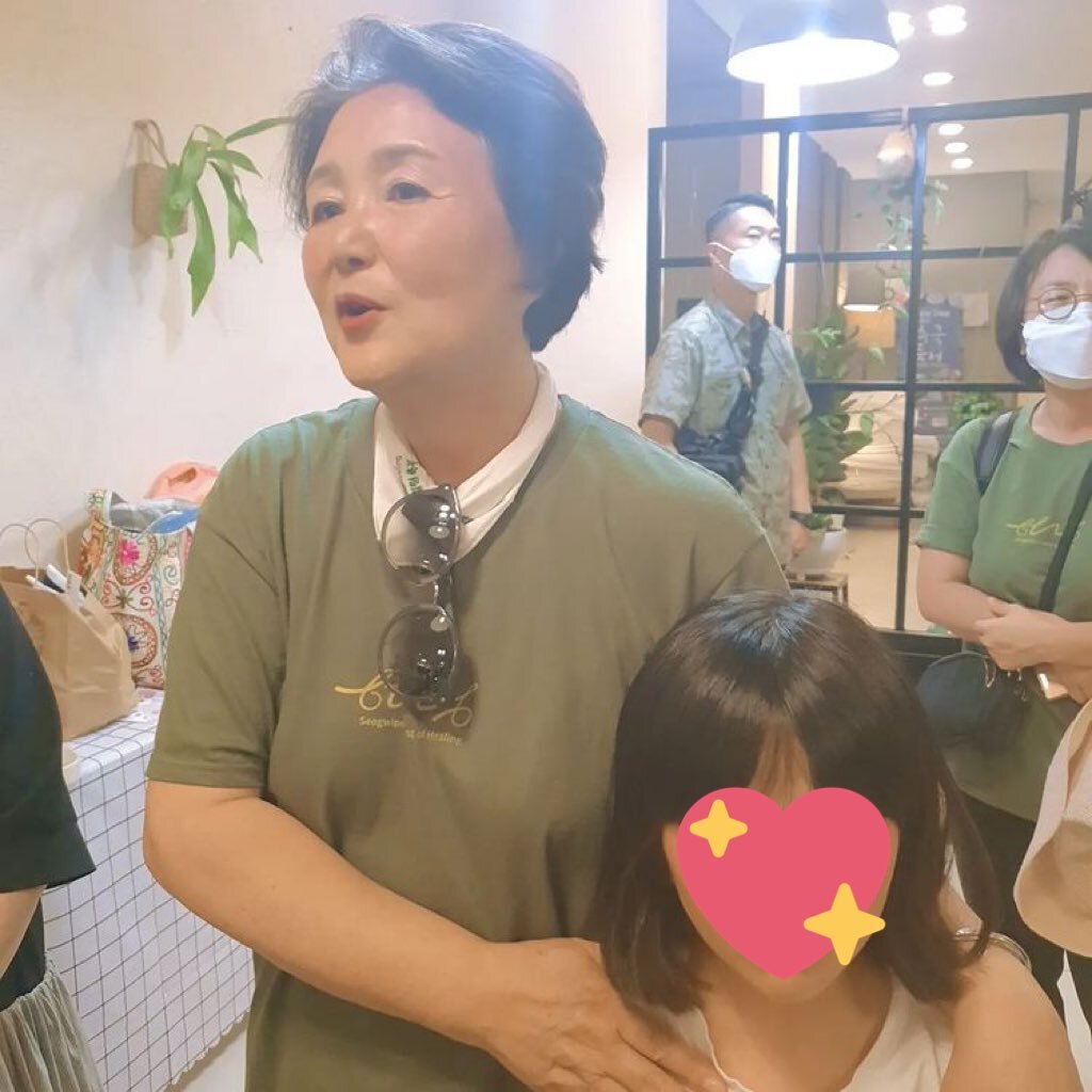 제주도에서 우연히 지지자들 만나신 것 같은 여사님 | 인스티즈