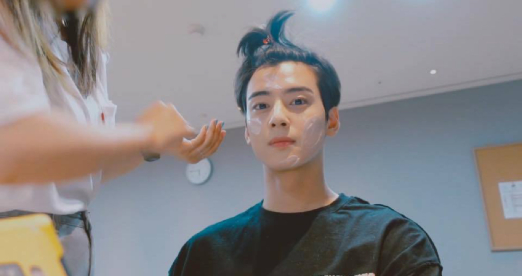 메이크업 지우는 차은우 | 인스티즈