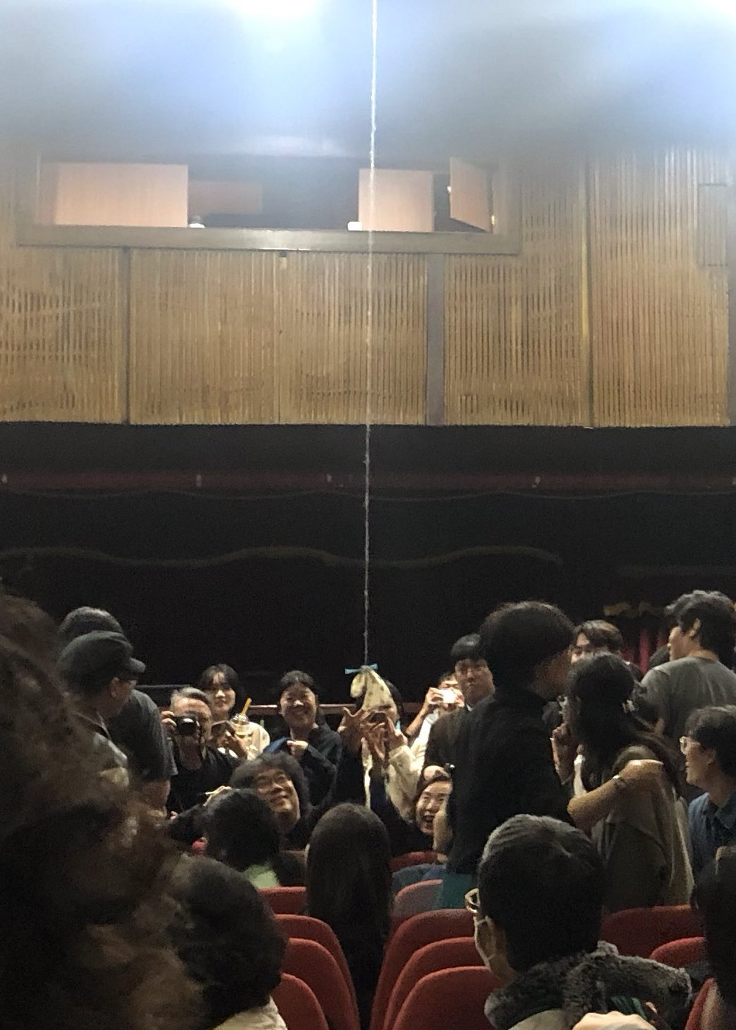 @: 봉준호 씨네토크 왔는데 2층에서 싸인해달라고 동앗줄내림 | 인스티즈