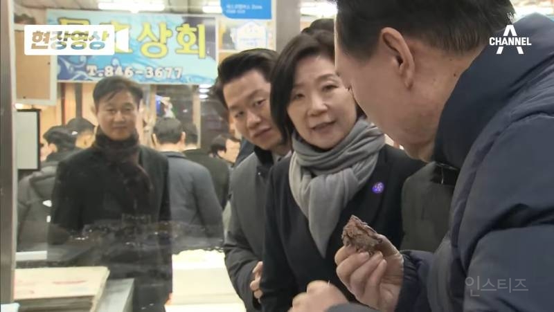 가정교육 수준 드러나는 윤석열의 시장 떡 먹방 | 인스티즈