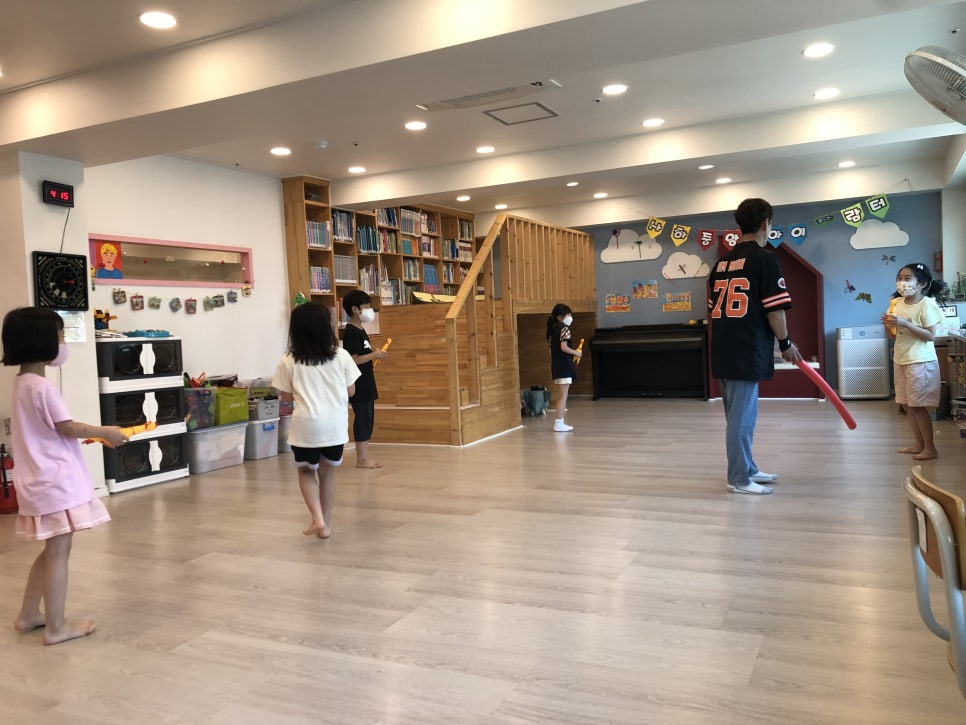 술래잡기 이미지