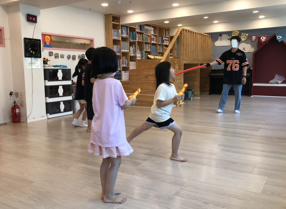 술래잡기 이미지