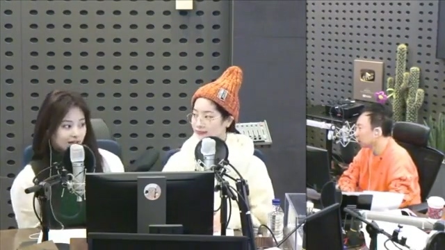 박명수 라디오에서 대답 못하고 당황하는 트와이스.JPG | 인스티즈