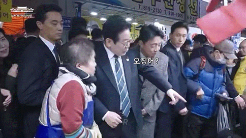 시장에서 오징어 사려던 이재명 대통령.gif | 인스티즈
