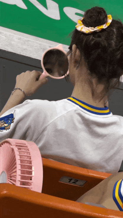 예쁜여자 몰래 보다가 걸렸을때.gif | 인스티즈