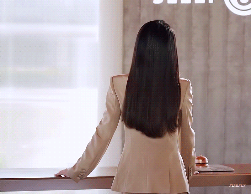 정장입은 아이유.gif | 인스티즈