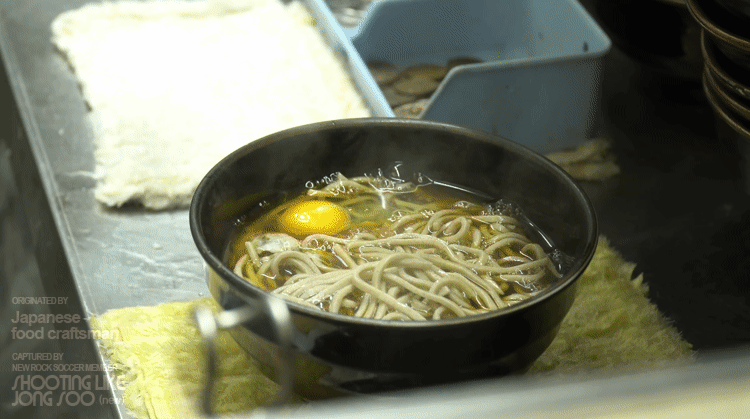 일본 도쿄, 음식이 맥도날드보다 빠르게 나오는 노부부의 우동소바가게.gif | 인스티즈