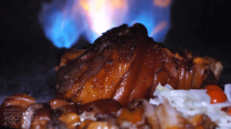 서울 영등포구, 500°C 화덕에 굽는 통구이 족발.gif | 인스티즈