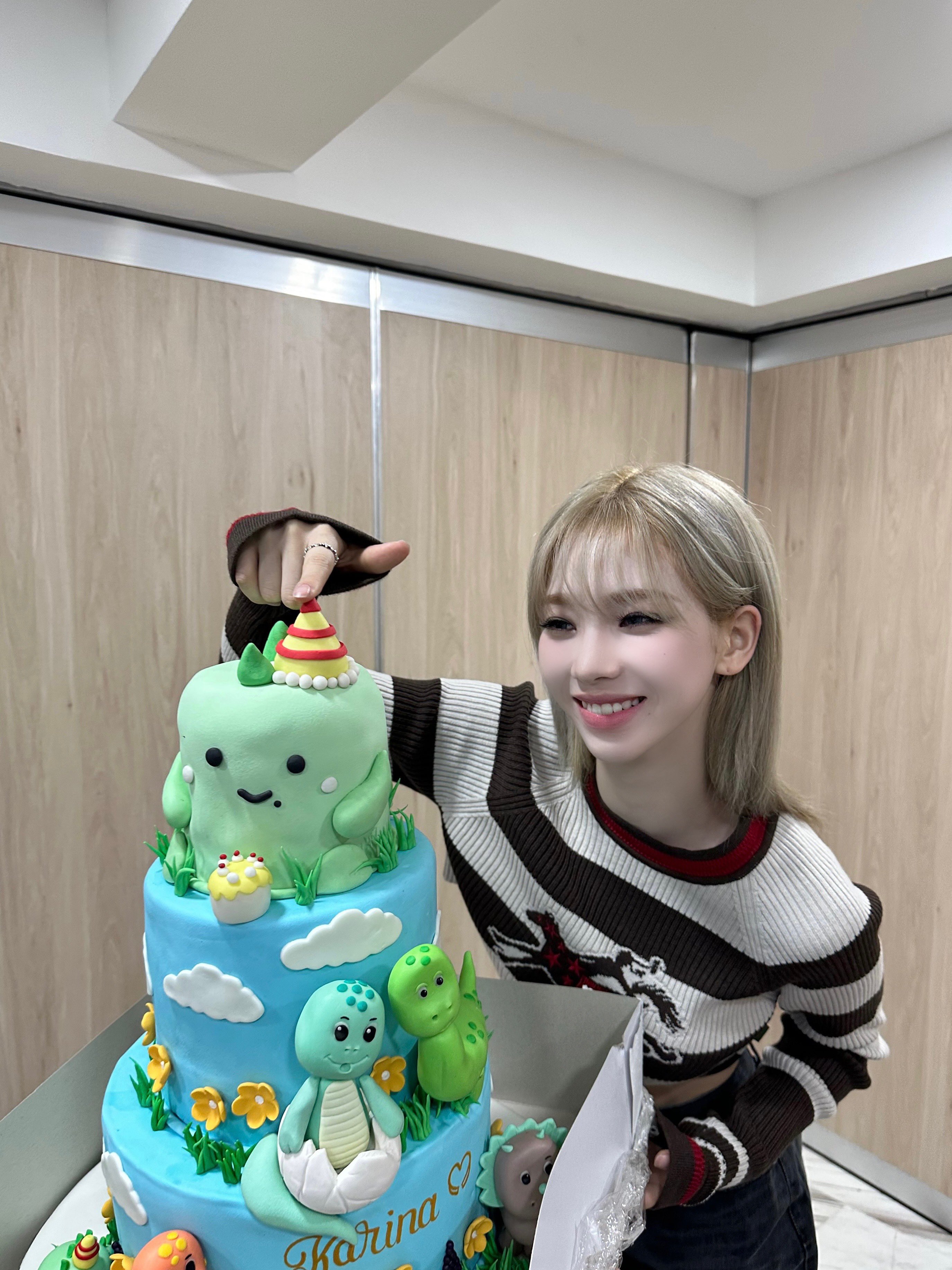 오늘자 에스파 공식인스타 생일케익 받은 카리나.jpg | 인스티즈