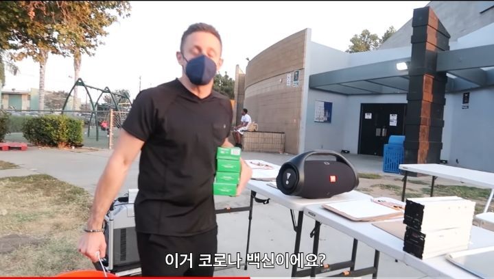 거리에서 박스채로 들고 다니면서 즉석으로 백신 놔주는 나라 | 인스티즈