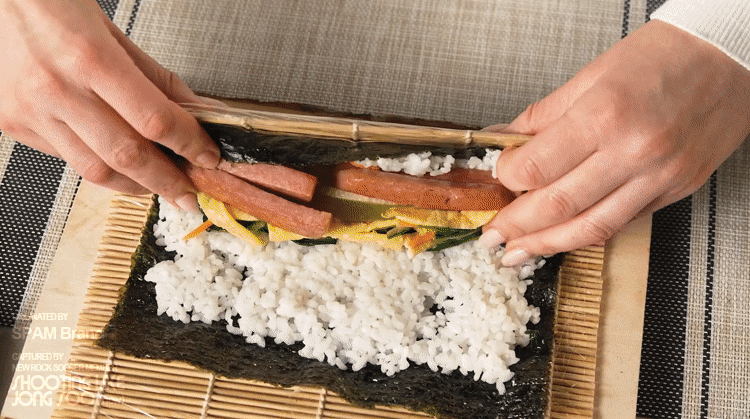 스팸 공식 유튭에서 알려주는 스팸김밥 만들기.gif | 인스티즈